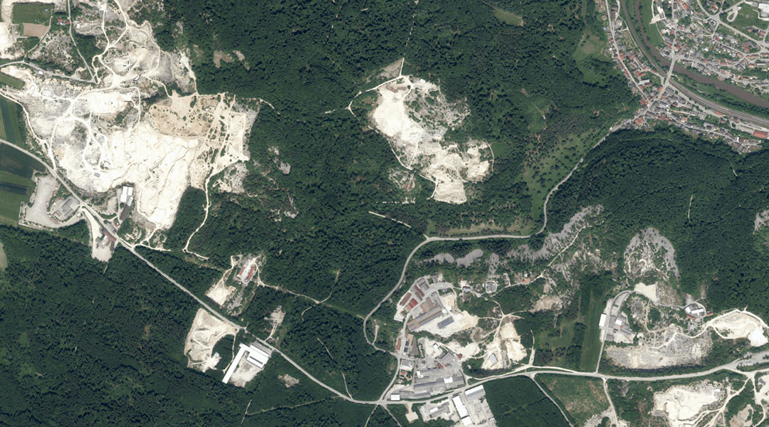 Das Luftbild zeigt die Gegend um Solnhofen mit seinen vielen Kalksteinbrüchen und die Ortschaft.